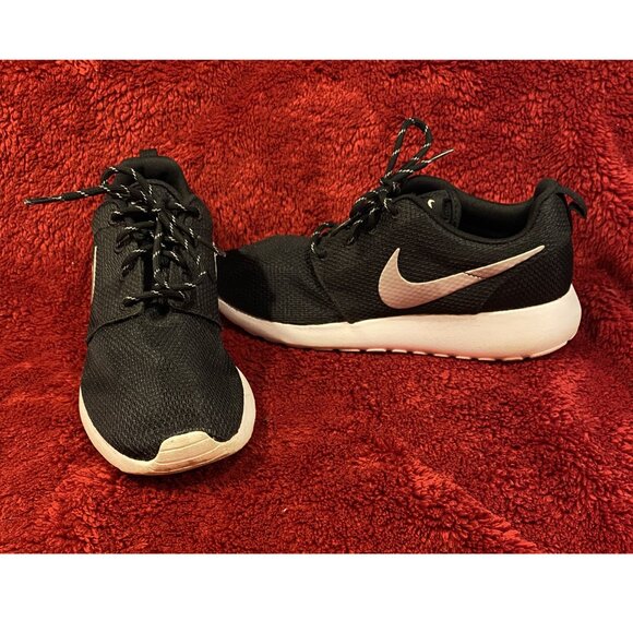 Nike Roshe Running Shoe - Black with Metallic Light Silver Swish - W Size 8.5 - Picture 9 of 9